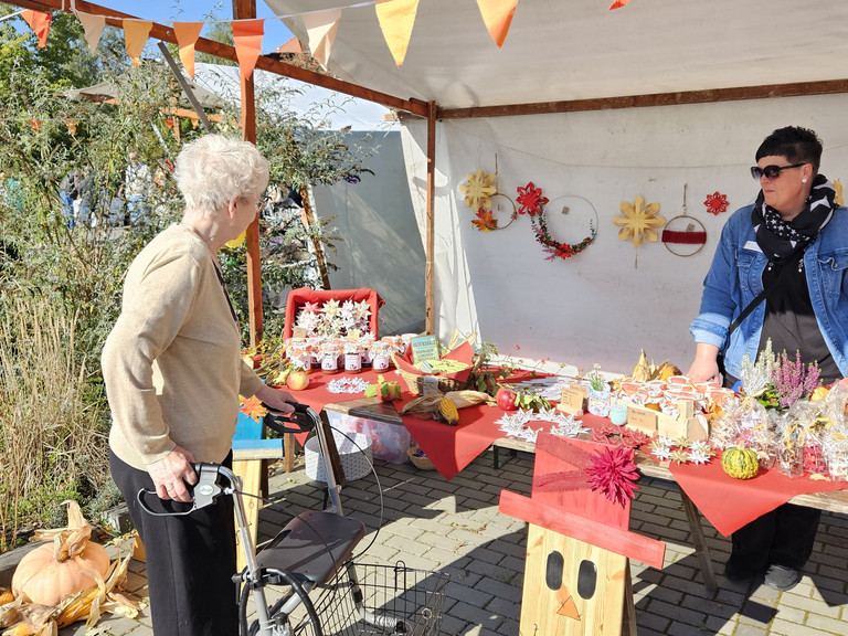 Besucherin schaut sich die verschiedenen Stände auf der Kirmes an