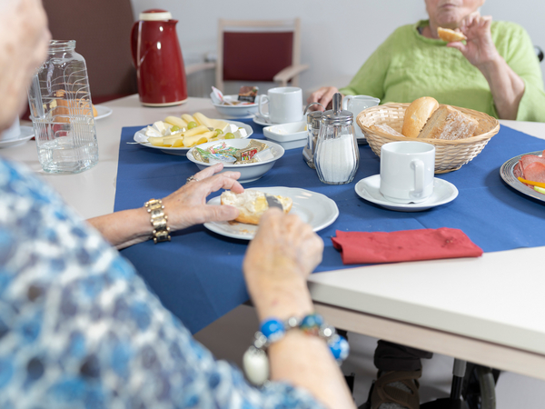 Frühstücksrunde im Seniorenzentrum - Grafik vom Immanuel Seniorenzentrum Elstal Frühstücksrunde im Seniorenzentrum - Grafik vom Immanuel Seniorenzentrum Elstal