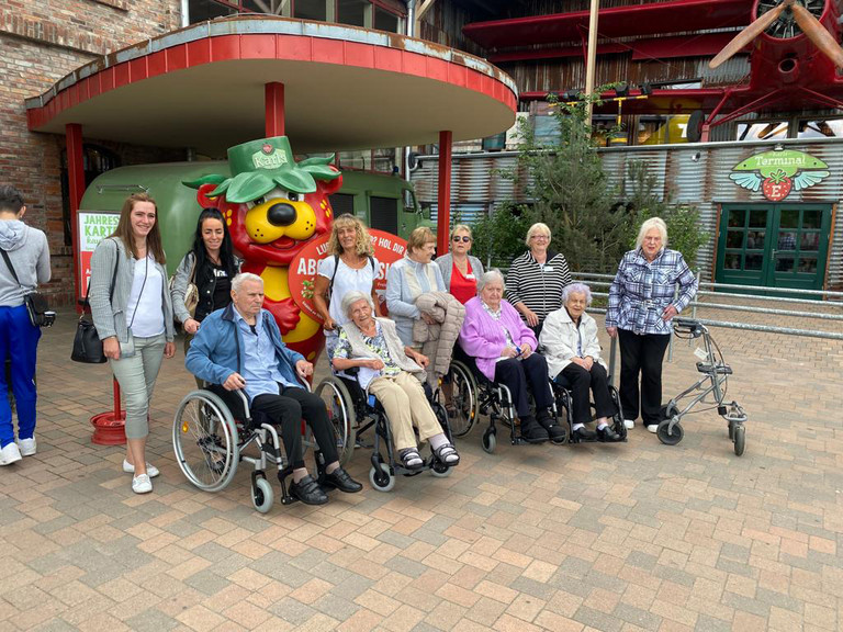 Ausflug zu Karls Erdbeerhof - Immanuel Seniorenzentrum Elstal Ausflug zu Karls Erdbeerhof - Immanuel Seniorenzentrum Elstal