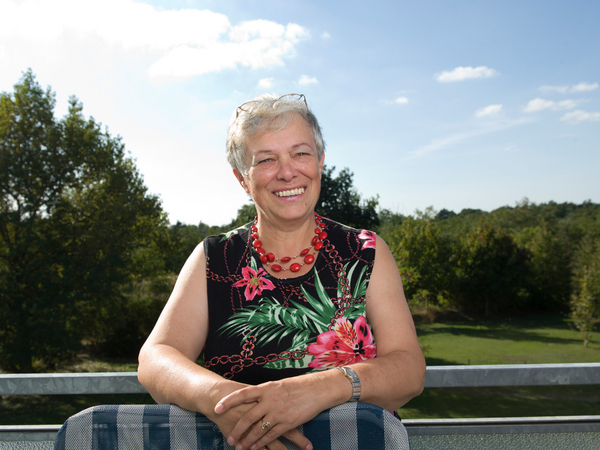 Bewohnerin auf Balkon - Servicewohnen - Immanuel Seniorenzentrum Elstal - Grafik vom Immanuel Seniorenzentrum Elstal Bewohnerin auf Balkon - Servicewohnen - Immanuel Seniorenzentrum Elstal - Grafik vom Immanuel Seniorenzentrum Elstal