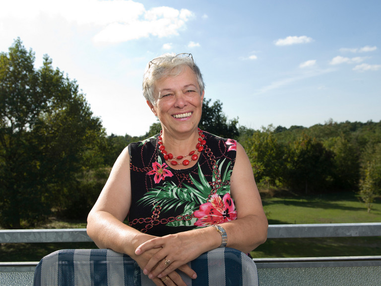 Bewohnerin auf Balkon - Servicewohnen - Immanuel Seniorenzentrum Elstal Bewohnerin auf Balkon - Servicewohnen - Immanuel Seniorenzentrum Elstal